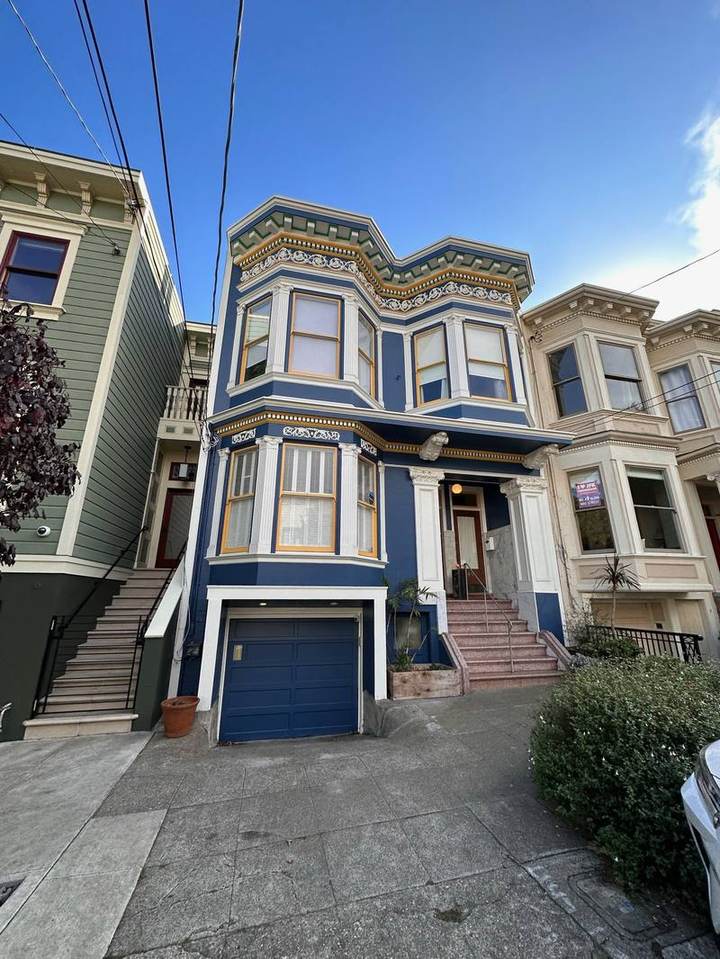 Blue Italianate home with gold trim in Duboce Triangle.